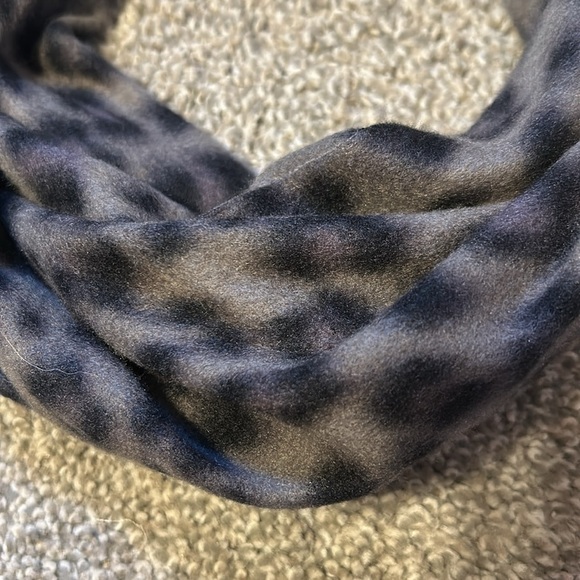 NWT Old Navy Fleece Scarf Leopard - Picture 3 of 3